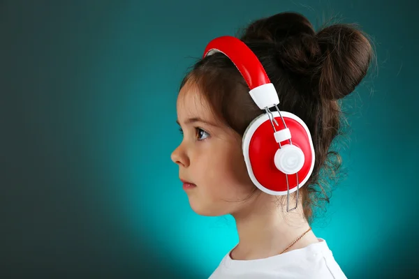 Śliczną dziewczynkę, słuchanie muzyki — Zdjęcie stockowe