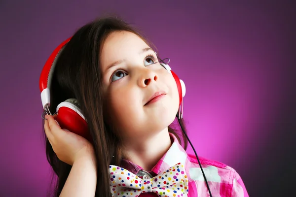 Hermosa niña escuchando música —  Fotos de Stock