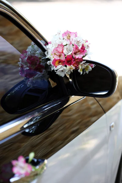 Bellissimi fiori sulla macchina da sposa — Foto Stock