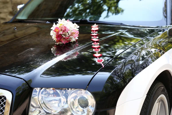 Beautiful flowers on wedding car — Stock Photo, Image