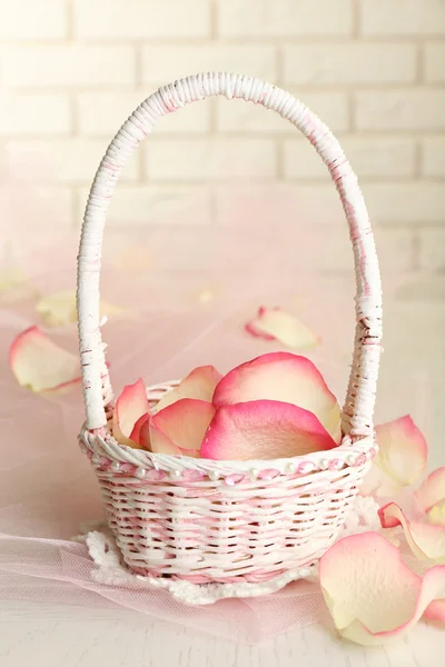 Wedding basket with roses petals — Stock Photo, Image