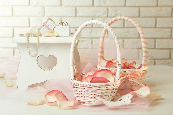 婚礼与玫瑰花瓣的篮子 — 图库照片
