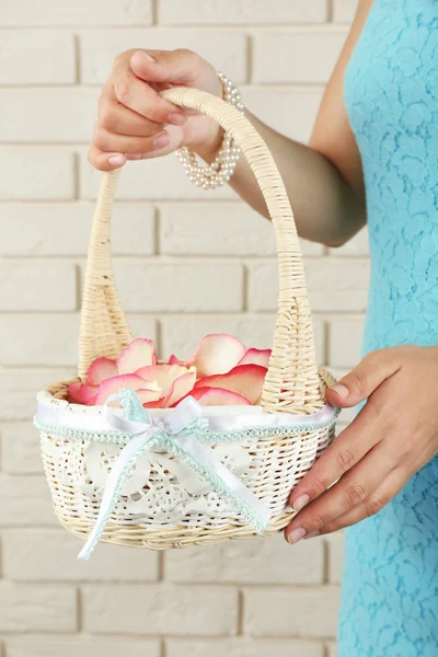 Cesta de niña con pétalos —  Fotos de Stock