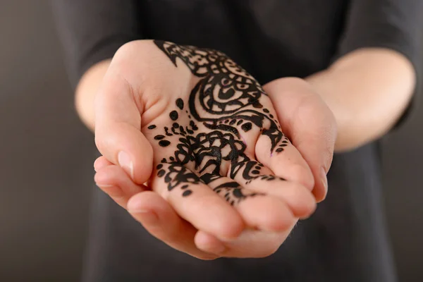 A női kéz Henna — Stock Fotó