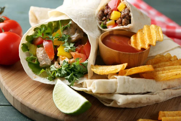 Burrito with vegetables and chips — Stock Photo, Image