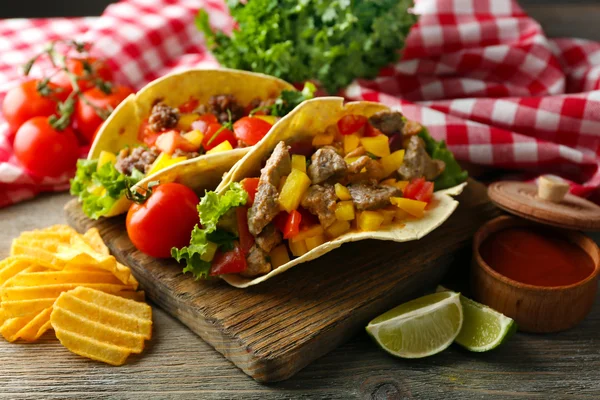 Burrito med grönsaker och chips — Stockfoto