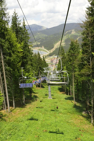 Chairlift sobre Carpathian montanhas fundo — Fotografia de Stock