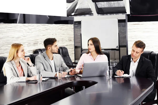 Uomini d'affari che lavorano in sala conferenze — Foto Stock