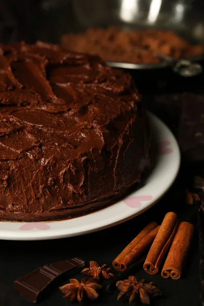 Шоколадний торт на столі, крупним планом — стокове фото