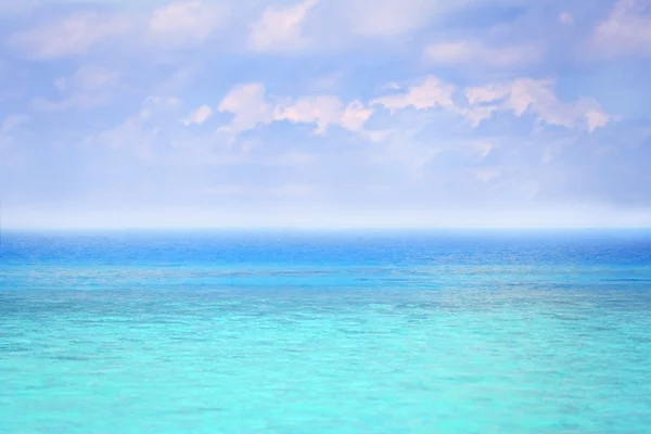 Água do oceano e céu bonito — Fotografia de Stock