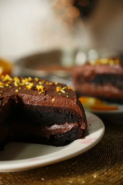 Pastel de chocolate en la mesa — Foto de Stock