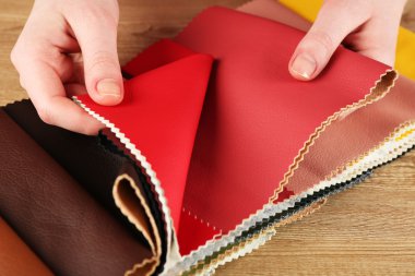 Tablo renkli doku artıkları yakın çekim kadın seçer