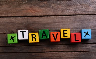 ahşap arka plan üzerinde seyahat yazıt