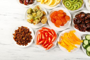 farklı ürünler üzerinde daireler ahşap tablo, üstten görünüm