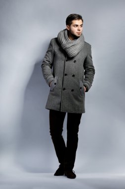 ceket gri arka plan üzerinde genç adam