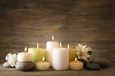 mumlar ve spa taşlar ahşap arka plan üzerinde güzel kompozisyonu