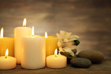 mumlar ve spa taşlar ahşap arka plan üzerinde güzel kompozisyonu