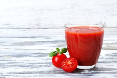 bardak domates suyu ile sebze ahşap arka plan üzerinde