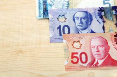 Ahşap masa üzerinde Kanada Doları