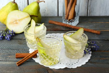 armut suyu masada taze meyve ile yakın çekim