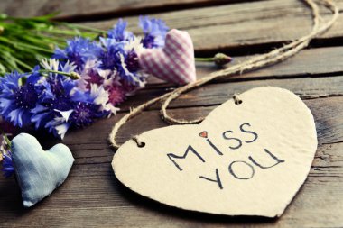 Kuru çiçekler ile yazılı mesaj