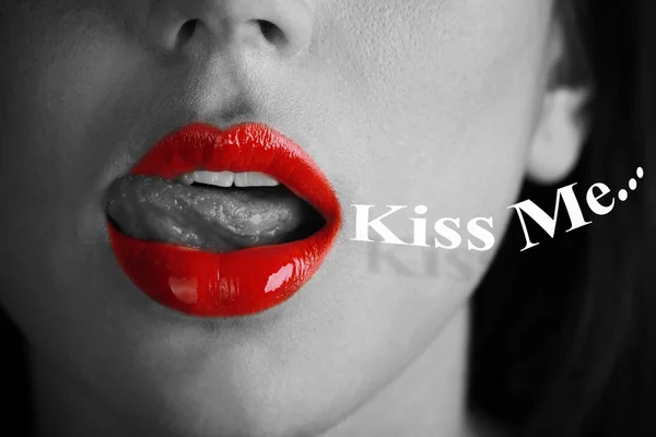 Pendekatan dari bibir merah seksi yang indah — Stok Foto