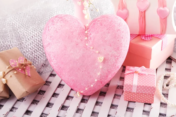 Big heart and handmade gifts on Valentine Day, close-up — Stockfoto