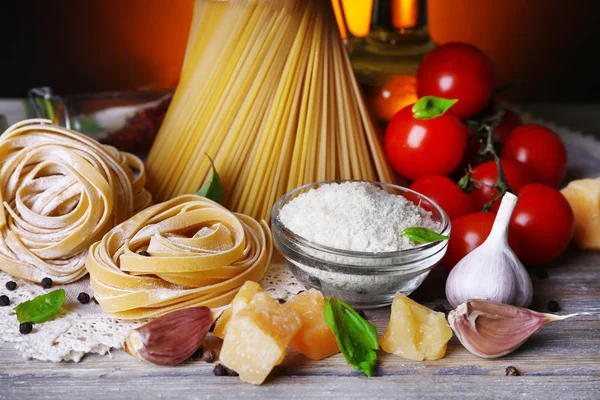 Pasta met cherry tomaten en andere ingrediënten op houten tafel, close-up — Stockfoto