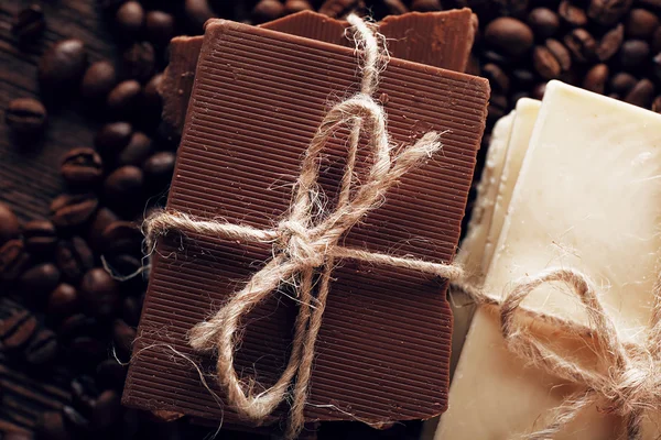 Pila di cioccolato legato con chicchi di caffè, vista dall'alto — Foto Stock