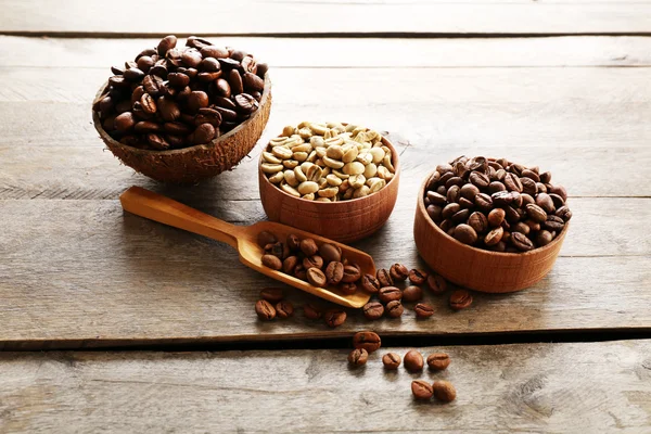 Різні кави в невеликих стравах на дерев'яному фоні — стокове фото