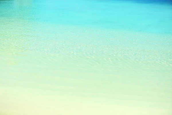 Vista de las hermosas aguas azules del océano en el resort —  Fotos de Stock