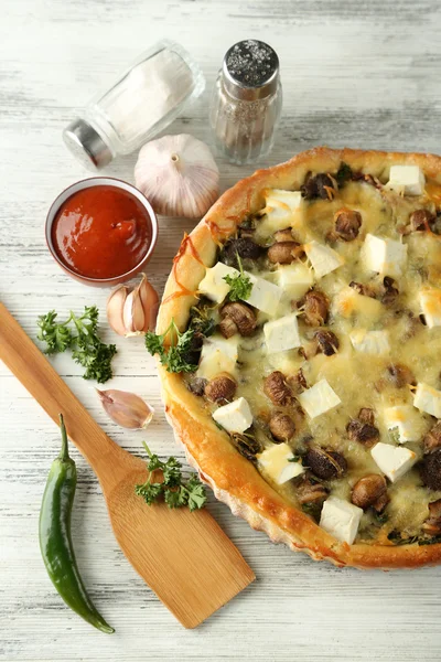 Kaas met champignons, kruiden en zure crème, op houten tafel achtergrond — Stockfoto