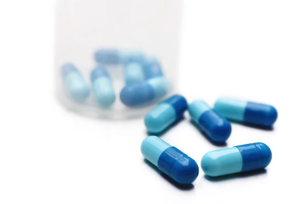 Pilha de pílulas isoladas em branco — Fotografia de Stock