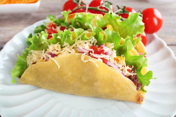 God taco med grönsaker på tallriken på bordet på nära håll — Stockfoto