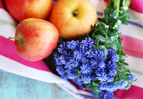 ムスカリ - の美しい花束のナプキンに果物とヒヤシンスをクローズ アップ — ストック写真