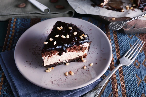 Heerlijke chocolade taart met suikerglazuur in plaat op tafel, close-up — Stockfoto