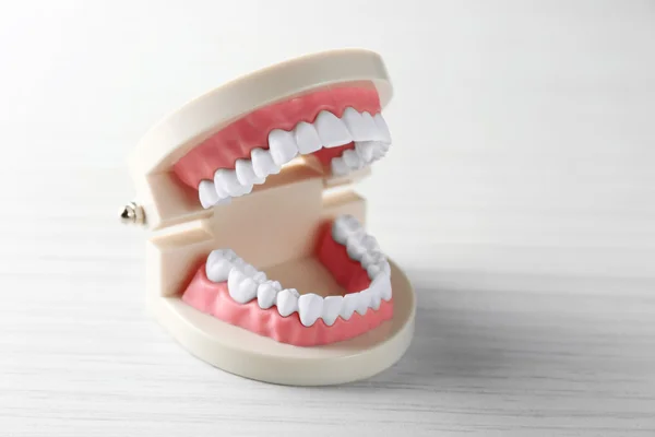 Weiße Zähne auf Tischhintergrund — Stockfoto