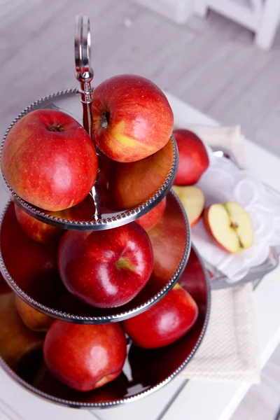 Leckere reife Äpfel auf Serviertablett auf Tisch aus nächster Nähe — Stockfoto