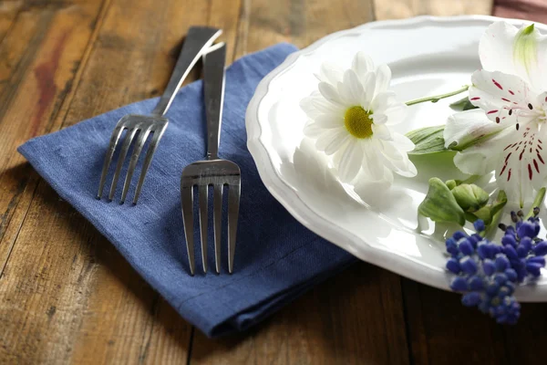 테이블에는 꽃과 식기를 닫습니다. — 스톡 사진