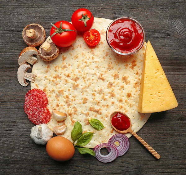 Ingredientes para cocinar pizza en mesa de madera, vista superior —  Fotos de Stock