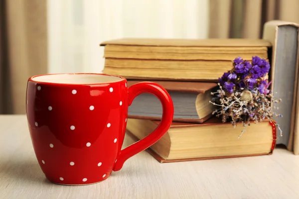 Livros, xícara e planta em mesa de madeira, close-up — Fotografia de Stock