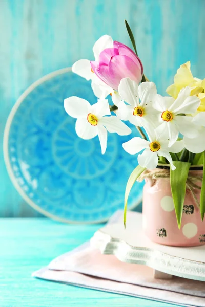 Voorjaar boeket in een vaas op een houten achtergrond kleur — Stockfoto