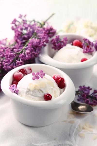 Hermosa composición con sabroso helado y flores lila — Foto de Stock