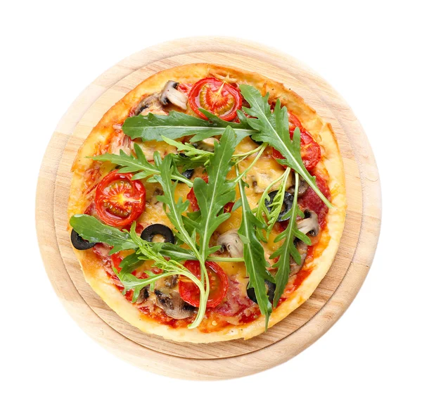 Lekkere pizza met groenten en arugula op snijplank geïsoleerd op wit — Stockfoto