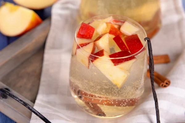 Bicchiere e caraffa di sidro di mele con frutta e spezie sul tavolo da vicino — Foto Stock