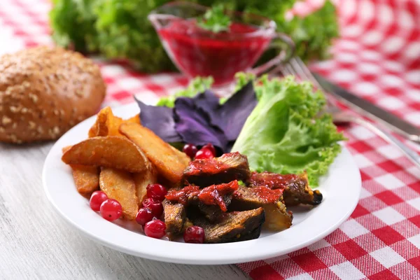 牛肉小红莓酱汁、 烤的土豆切片、 蔬菜和面包上颜色木制背景板上 — 图库照片
