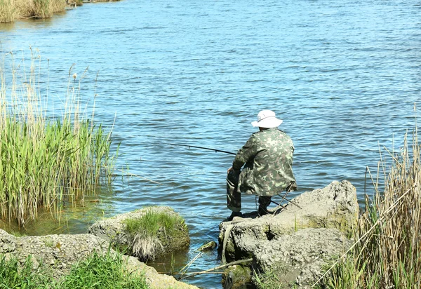 Man fishing on riverbank — Stock Photo, Image