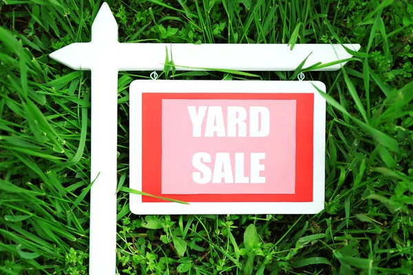 Wooden Yard Sale sign over green grass background — Stock Photo, Image