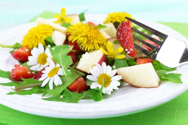 Salada orgânica leve com flores, close-up — Fotografia de Stock