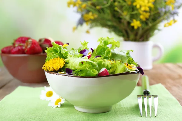 Ensalada orgánica ligera con flores, de cerca — Foto de Stock